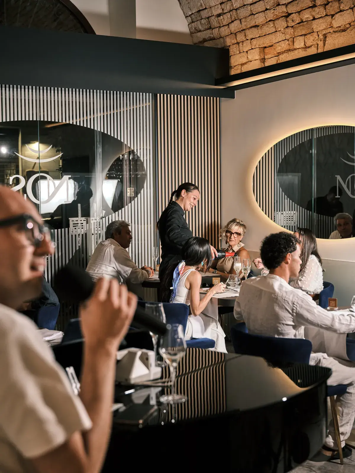 La cena da NOS Ristorante — la sala piena al calar della sera